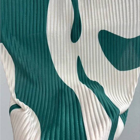 Elegant Green and White Halter Midi Dress - Picture 3 of 4